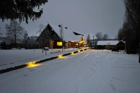 Ferienhaus bei Nacht im Schnee am Rande der Natur